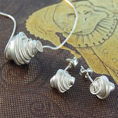 Handmade Silver Jewelry, if you want a light, skin friendly, and manages your show, in sunny days, now imagine about all silver jewelry which hand made, traditionally silver jewelry is made with silver sterling and copper.
